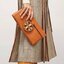 Tory burch Miller Metal clutch กระเป๋าคลัทช์ดีไซน์เรียบหรูออกแบบมาได้อย่างลงตัว ด้วยรูปทรงที่สวยงามและทันสมัย จากแบรนด์ Tory Burch ขนาดกำลังดี สามารถใส่กระเป๋าสตางค์หรือเครื่องสำอางค์ได้ตามขนาดกระเป๋า ในเรื่องของดีไซน์และอะไหล่สีทองดูแมทช์กันดีกับกระเป๋า 