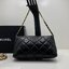 Chanel Tote Bag 27cm / Chanel Hobo / Chanel Vintage Big CC Turnlock Black Quilted Medium Bag Holo กระเป๋าโท้ทใบกลางสไตล์วินเทจ งานหนังเต็มใบลายควิลท์ เป็น every look จุของได้เยอะ เหมาะมากๆ ค่ะ