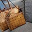 M.C.M REVERSIBLE LIZ SHOPPER IN VISETOS ความจุใจมาพร้อมเสิร์ฟให้ถึงบ้าน แถมไม่พอ!! ยังมีใบลูกไปให้อีก สะพายแยกได้เก๋ๆด้วย!! ใครที่มองหากระเป๋าทรงโท้ทจุๆ ต้องใบนี้เลย!! กระเป๋าสะพายไหล่ ดีไซน์ทรงสวยน่าใช้ โดดเด่นกว่าใคร ไม่ซ้ำ สำคัญคือ ใช้ได้ 2 ด้าน กลับใช