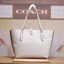 COACH MARKET TOTE กระเป๋าถือใบใหญ่ทรง TOTE ทรงกระเป๋าสวยหรู กระเป๋าใบใหญ่ใส่ของได้เยอะ Tote bag อีกหนึ่งรุ่นฮิต ให้พื้นที่จุของกว้างขวาง เชื่อว่าต้องเคยผ่านตาสาว ๆ มาก่อนแน่นอนค่ะ เพราะเป็นกระเป๋าที่ใช้งานง่าย สะพายไหล่ไปได้ทุกที่ ทุกโอกาส ด้วยขนาดของกระเ