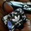 ADIDAS HANDLE BAG กระเป๋าถือเเละสะพายทรงโดม วัสดุนิ่มหนังสวยอยู่ทรงด้านหน้ามีโล้โก้แบรนด์ เปิดปิดด้วยซิปสะดวกใช้ หัวซิปแบรนด์ ขนาดใหญ่กำลังดี จุได้เยอะ น้ำหนักเบา ภายในมีโลโก้มีช่องซิปใส่ของ หูจับถนัดมือ พร้อมสายสะพายถอดได้เลื่อนปรับได้ Crossbody ได้ ไอเท