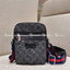 VIP 】GC VIP MINI MESSENGER CROSSBODY BAG กระเป๋าสะพายข้างพรีเมี่ยมลุคสปอร์ต เรียบแต่แอบหรู ไซส์มินิ น่าใช้!! วัสดุหนังแคนวาส ไม่ต้องห่วงเรื่องความทนทาน ✔️ ตกแต่งสายคาดหรู เท่ ดีไซน์สีตามสัญลักษณ์แบรนด์ เข้ากันมากๆ!! เปิด-ปิดด้วยซิป ด้านหน้ามีช่องซิ