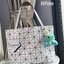 Bao Bao Issey Miyake ROCK MATTE ซีรีส์นี้จะเป็นทรงสี่เหลี่ยมผืนผ้า มีซิปปิดด้านบน ถือเป็นรุ่นที่เหมาะกับการใช้งานในชีวิตประจำวัน สามารถพับมุมและบริเวณด้านล่างของกระเป๋าเพื่อเพิ่มความสะดวกสบายในการใช้งาน ทั้งยังช่วยให้วางกระเป๋าในแนวตั้งได้อีกด้วย แผ่นต่อส
