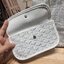 GOYARD BOHEME HOBO BAG / GOYARD HOBO กระเป๋าสะพายทรงโฮโบ ใบใหญ่จุใจ!! มาครบสีขายดี เลิศทุกสี รูปทรงคลาสสิค ดีไซน์เป็นเอกลักษณ์ วัสดุหนังแคนวาสพิมพ์ลายสวยคม ปากกระเป๋ามีซิปเปิด-ปิดกันของหล่นได้ ภายในโล่งกว้างมาก มาพร้อมสายคล้องในตัว ทนทาน สะพายสวยๆได้ทุกวั