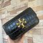 Tory Burch Eleanor Crocodile-Embossed Phone Crossbody Bag จุดเด่นของรุ่นนี้คือดีไซน์ออกมาในสไตล์คลาสสิกที่มาพร้อมกับฮาร์ดแวร์ที่ทำจากวัสดุทองเหลืองและสายสะพายโซ่เกลียวสีทอง ซึ่งการออกแบบได้รับแรงบันดาลใจมาจากเครื่องประดับ รูปทรงกะทัดรัดจึงสามารถสะพายใช้งา