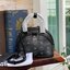 M.C.M Anna Visetos Crossbody Mini กระเป๋าครอสบอดี้ไซส์มินิใบนี้ใช้ประโยชน์จากดีไซน์สุดคลาสสิกของไลน์ Anna ทำให้ได้ผลลัพธ์เป็นแอกเซสซอรี่ร่วมสมัยที่ตรงกับไลฟ์สไตล์ไม่หยุดนิ่ง หนังนุ่ม (Nappa) เพิ่มความโดดเด่นให้ตัวกระเป๋าที่รังสรรค์จากผ้าใบเคลือบผิวล