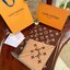 Louis Vuitton Women’s Scarves Accessories อีกหนึ่งแบรนด์ดังจากปารีส ด้วยงานพรีเมี่ยมกิ้ฟ ส่งมอบความรู้สึกดีๆให้กับคนที่คุณรัก ในรูปแบบผ้าพันคอและผ้าคุมไหล่ผืนใหญ่ให้ความอบอุ่น ถักทอด้วยผ้าcashmere ผ้าเนื้อดี สัมผัสนุ่มมือ ทอลายในตัว สีและลายคมชัด เหมาะสำห