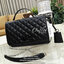 GUESS CROSSBODY BAG กระเป๋าสะพายรุ่นใหม่ล่าสุดทรงเหลี่ยมหนังนิ่มสวยเดินเส้นลายตารางอยู่ทรงด้านหน้าประดับโลโก้ GUESS สวยดูมีเปิดปิดด้วยฝาปิด ภายในมีช่องแบ่งสองช่องเป็นสัดส่วนใส่กระเป๋าสตางค์ใบยาว มือถือ ของจุกจิกได้เยอะ พร้อมสายสะพายโซ่ต่อหนังจะเลื่อนใช้สา