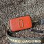 Marc Jacobs Snapshot Bag กระเป๋าแบรนด์ดังจากสัญชาติอเมริกัน นับได้ว่ารุ่นนี้เป็นรุ่นทรงฮิตเลยทีเดียว โดยด้านหน้ากระเป๋าจะเป็นโลโก้แบบโลหะที่เป็นสัญลักษณ์ของแบรนด์นี้ มาพร้อมสายสะพายที่จะสะพายยังไงก็ดูโดดเด่น เพราะขนาดใหญ่ที่สกรีนตัวอักษรโลโก้ ในรูปแบบต่าง