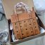 M.C.M Aren Top-Zip Shopper in Visetos Leather Mix ใหม่ก่อนใครไม่ต้องรอพรี กับคอลเลคชั่นล่าสุด ยังไม่เข้าช็อปไทย กระเป๋าถือ/สะพายข้าง ขนากกำลังดี รูปทรงยูนิเซ็กส์ ที่สามารถใช้ได้ทั้งหนุ่มๆและสาวๆ วัสดุหนังแคนวาสสลับหนังแท้ ปากกระเป๋ามีซิปรูดกันของหล่น รูดใ