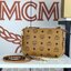 M.C.M MILLIE TOP ZIP CROSSBODY IN VISETOS รุ่นหายากที่สาวๆตามหา เพราะดีไซน์ยูนิค เรียบแต่มีดีเทลความหรู ๆ กระเป๋าสะพายที่มาพร้อมสาย 2 แบบ สายโซ่คล้องไหล่ คล้องแขน และสายหนัง crossbody ให้ปนับใช้ได้ตามใจชอบ วัสดุหนังแคนวาสคุณภาพดี ใช้งานง่ายด้วยซิป ใส่โทรศ
