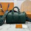 TOP ORI หนังแท้ | LV Keepall Bandoulière 25 กระเป๋าสะพายทรงหมอนสุดไอคอนิก หนังแท้ Taurillon ลายเกรน ฉลุลายโมโนแกรมสวยหรูคลาสสิก โทนสีหรูหราเข้ากันอย่างลงตัว