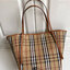 BURBERRY TOTE VINTAGE BAG VIP GIFT WITH PURCHASE (GWP) พรีเมี่ยมกิ๊ฟ Limited Edition จากBURBERRY วัสดุหนังCANVASสลับหนัง เปิดปิดด้วยกระดุมแม่เหล็ก ภายในมีช่องใส่ของโล่งกว้าง
