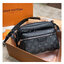 LV Outdoor Messenger Bag Monogram canvas Taiga กระเป๋าสะพายทรงแมสเซ็นเจอร์หนังไทก้า พิมพ์ลายโมโนแกรมช่องหน้า สวยหรูคลาสสิก ขนาดใบกำลังดี ไอเท็มใหม่ที่สามารถใช้ได้ everyday รีบจัดก่อนใครได้เลย!
