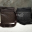 Coach crossbody bag กระเป๋าสะพายข้าง crossbody สำหรับคุณผู้ชาย วัสดุหนังลาย signatire brand แบรนด์ ด้านหน้ามี 2 ช่องซิป ด้านหลังมีช่องใส่ ภายในแบ่งเป็น 2 ช่อง ใส่ wallet ยาว มีช่อง ใส่ tablet พร้อมกระดุมล็อค ใบนี้ใส่ของได้จุ เป็นสัดส่วย สายสะพายยาวปรับระด