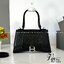 BALENCIAGA Hourglass top-handle tote bag กระเป๋าสะพายแบรนด์หรูซิกเนเจอร์ ที่มาพร้อมดีไซน์โดดเด่น มีความโฉบเฉี่ยว โค้งมนเหมือนพระจันทร์เสี้ยว เพิ่มความสวยสะดุดตาด้วยการตกแต่งอักษร B เมทัลลิก