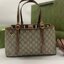 GUCCI GG Emblem small tote bag กระเป๋าทรงโท้ทสะพายไหล่รุ่นใหม่ ขนาดกำลังสวย ใส่ของได้แบบจุกๆ หูสะพายปรับและถอดออกได้ เก๋มากๆ คลาสสิคไม่มีเบื่อ