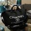 Must Have Now!!! กับ ไอเท็มที่ต้องมีติดตู้!! Chanel VIP Extra Large Tote/Duffle Bag กระเป๋าเดินทางแบบถือ ทรงยอดฮิต กันน้ำได้เต็มใบ 100% ด้านหน้าสกรีนโลโก้แบรนด์ เปิดปิดด้วยซิป ด้านในส่ของได้จุใจ มีช่องใส่ของเป็นสัดส่วน แถมมีช่องพิเศษใส่รองเท้าได้อีกด้วยคะ