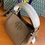 คอลเลคชั่นขายดี มากี่รอบๆ ก็หมดไวทุกรอบ!! TORY BURCH MCGRAW MINI BUCKET BAG กระเป๋าสะพาย และ ถือ คล้องแขน ทรงถัง สะพายได้ 2 ทรง ผลิตจากหนังแท้ หนังลูกวัว หนังนุ่ม หนังหอม น้ำหนักเบามากกก!! หนังลื่น นิ่มสวยมากๆ!! ด้านหน้าประดับโลโก้แบรนด์ ภายในโล่งกว้าง มี