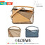 Loewe Puzzle Bag In Classic กระเป๋าทรง Puzzle นี้ออกแบบโดย Jonathan Anderson โดยได้รับแรงบันดาลใจในการออกแบบมาจากรูปทรงของลูกรักบี้ ดังนั้น จึงจะเห็นได้ว่าการตัดเย็บและรูปทรงของกระเป๋านั้นคล้ายคลึงกับลูกรักบี้ รูปทรงดูมินิมอลไม่ทิ้งคอนเซ็ปต์ของแบรนด์ สามา