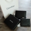 Calvin Klein Short Wallet กระเป๋าสตางค์ใบสั้น ด้านหน้ามีโลโก้โลหะเงิน มาพร้อมกระเป๋าใส่บัตรใบเล็กอีก 1 ใบ จะมอบเป็นของขวัญ หรือใช้เองก็แนะนำค่ะ