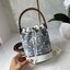 TORY BURCH Mini T Monogram Denim Bucket Bag คอลเลคชั่นใหม่ รูปแบบคลาสสิค พกพาความหรูหราไปได้ทุกที่ด้วยกระเป๋าทรง Bucket ขนาดกลางและปิดด้วยเชือกรูดพร้อมโลโก้แวววาว วัสดุผ้าเดนิมแจ็คการ์ด ตัดขอบหนังแท้ สวยหรู ทันสมัยสุดๆคะ