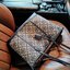OUTLET 】TORY BURCH FACTORY MONOGRAM JACQUARD LARGE TOTE BAG (L) กระเป๋าถือหรือสะพายดีไซน์ยอดนิยมจาก TORY BURCH FACTORY OUTLET วัสดุ Woven Jacquard & Leather ทอลาย Jacquard Singnature แบรนด์รอบใบปราณีตสวยอยู่ทรงเป็นเอกลักษณ์ ใบใหญ่กำลังดี กว้างและจุได้เยอะ