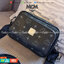 M.C.M KLASSIK CROSSBODY BAG อีกหนึ่งสีอมตะตลอดกาล !! เมนอินแบล็ค!! สาวกเอ็มซีเอ็มต้องมีน้า!! หนุ่มๆเค้าสะพายกัน!! กระเป๋าสะพายข้างทรงครอสบอดี้ ที่ดาราใช้กันเพียบ!! รุ่นนี้หนุ่มๆสะพายหรือสาวๆก็สะพายได้น้า ขนาดกำลังดี วัสดุหนังแคนวาสคุณภาพดี มีช่องหลั