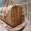 M.C.M TRAVELER WEEKENDER IN VISETOS จัดให้แล้วจ้า สายแคมป์ปิ้ง สายสปอร์ต สายลุย ใบนี้เอาอยู่แน่นอน!! กระเป๋าเดินทาง ใบใหญ่จุใจ ดีไซน์คลาสสิคสไตล์แบรนด์ มาพร้อม tag หนังห้อย พร้อมกุญแจสำหรับล็อคซิป วัสดุหนังแคนวาสคุณภาพดีเต็มใบ และมีหมุดรองก้นกระเป๋าและสาย