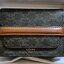 CELINE SHORT WALLET กระเป๋าสตางค์ซีลีนใบสั้น วัสดุ Triomphe Canvas หนังขึ้นลาย Signature Brand สวยอยู่ทรงมีโลโก้ด้านหน้าเปิดปิดด้วยฝาพับคาดเเถบหนังด้านหน้า ภายในมีโลโก้ มีช่องแบ่งหลายช่อง มีช่องใส่บัตรหลายช่อง สามารถช่องใส่เหรียญ บัตร ธนบัตรเเบบพับได้ ไอเ