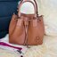 OUTLET 】TORY MCGRAW SMALL DRAWSTRING กระเป๋าถือหรือสะพายข้าง วัสดุหนังวัวแท้ อะไหล่ทอง เปิด-ปิดด้วยสายหนังรูด จะถือหรือสะพายข้างได้Crossbodyได้ น้ำหนักเบาจุของได้เยอะ ด้านหน้าประดับโลโก้แบรนด์ ด้านในมีช่องเล็กสำหรับใส่บัตรใส่ตังค์ได้ มีสายยาว ปรับสายได้ ถ