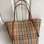 BURBERRY TOTE VINTAGE BAG VIP GIFT WITH PURCHASE (GWP) พรีเมี่ยมกิ๊ฟ Limited Edition จากBURBERRY วัสดุหนังCANVASสลับหนัง เปิดปิดด้วยกระดุมแม่เหล็ก ภายในมีช่องใส่ของโล่งกว้าง พร้อมช่องซิปอีกหนึ่งช่อง สามารถใส่มือถือ ipad ของจุกจิกได้ อีกด้านใส่ของพร้อมหยิบ