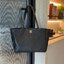 รุ่นใหม่ล่าสุด ทรงที่สาวๆรอคอย CHANEL LEATHER TOTE BAG ไซส์ใหญ่อลัง ตัวกระเป๋าเป็นหนังเต็มใบ เนื้อหนาดีมาก อะไหล่ทองวินเทจ ประดับโลโก้แบรนด์สุดหรู