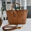 OUTLET 】TORY MCGRAW SMALL DRAWSTRING กระเป๋าถือหรือสะพายข้าง วัสดุหนังวัวแท้ อะไหล่ทอง เปิด-ปิดด้วยสายหนังรูด จะถือหรือสะพายข้างได้Crossbodyได้ น้ำหนักเบาจุของได้เยอะ ด้านหน้าประดับโลโก้แบรนด์ ด้านในมีช่องเล็กสำหรับใส่บัตรใส่ตังค์ได้ มีสายยาว ปรับสายได้ ถ