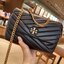 TORY BURCH KIRA CHEVRON SMALL CONVERTIBLE SHOULDER BAG เดอะเบสท์ของปี ขายดีที่สุด ต้องยกให้เลยกับใบนี้ กระเป๋าสะพายข้าง ดีไซน์คลาสสิค เรียบหรู วัสดุหนังแกะ นิ่มและเบา สะพายได้ทั้งวัน