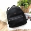 GUESS WOMAN'S BACKPACK กระเป๋าเป้ขนาดกำลังดี วัสดุหนังแกะสังเคราะห์นิ่มสวยน้ำหนักเบา ดีไซน์คลาสสิค มีหูหิ้วเเละสายสะพายหลังเลื่อนปรับได้ ด้านหน้ามีโลโก้ และช่องซิป เปิดปิดด้วยซิป ภายในกว้างใส่เอกสาร ipad ของใช้ได้เยอะค่ะ จะสะพายไปเรียนไปทำงานก็ดูดี ต