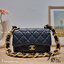 Chanel chunky chain bag สวยฟาดย้อนยุคความหรู ในราคาที่จับต้องได้ กับกระเป๋าสะพายไหล่ ไซส์กำลังสวย โดดเด่นด้วยสายสะพายโซ่สลับหนังเส้นใหญ่ ทนทาน ดูแพง