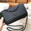VICTORIA'S SECRET Quilted Chain Crossbody Sling Bag กระเป๋าสะพายรุ่นใหม่ล่าสุดจาก Victoria's Secret วัสดุหนังแกะสังเคราะห์ชึ้นลายริ้วหนังสวยอยู่ทรงไม่ย้วยดีไซน์สุดหรูคุณหนูไฮโซ เปิดปิดด้วยฝาปิดกระดุมแม่เหล็ก ภายในมีโลโก้และช่องใส่ของ ใส่กระเป๋าส