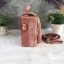ALDO HARORTLAND BAG กระเป๋าทรง Box วัสดุผ้ากำมะหยี่แจ่งลาบฉลุสีทองสวยมากกกกกสุดๆ เปิดปิดด้วยกระดุมแม่เหล็ก เป็นลักษณะกล่อง เก๋ๆค่ะ ด้านในเป็นช่องโล่ง ใส่มือถือ กปต. เครื่องสำอางค์ จุได้เยอะค่ะ มาพร้อมสายยาว ปรับได้ 5 ระดับ และ พวงกุญแจพู่ ถอดได้ค่ะ แนะนำค