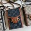 Gucci Horsebit 1955 mini bag / Gucci Phone Bag ออริจินอล รุ่นยอดฮิต ไซส์มินิ ที่ใครๆก็ต้องรู้จัก!! กับกระเป๋าขนาดมินิในรูปแบบผ้าแจ็คการ์ดสีขาวงาช้างและน้ำเงิน ได้รับแรงบันดาลใจมาจากดีไซน์ดั้งเดิม ซึ่งแอคเซสเซอรี่นี้โดดเด่นด้วยรายละเอียดดั้งเดิมที่ทันสมัยโ