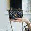 CHANEL 21A Mini Flap Coin Purse with chain กระเป๋าสะพายไซส์มินิน่ารักและสุดลัคชู หรูหราเกินเรื่อง โทนสีดำคลาสสิก โดดเด่นด้วยโลโก้สีทอง ดูแพงสุดๆ