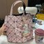 Baobao Issey Miyake 6x6 กระเป๋า Tote รุ่นนี้ถือว่าเป็นกระเป๋า Tote ไซส์กลางที่เหมาะกับการพกพาสิ่งของที่จำเป็นในทุก ๆ วัน มาพร้อมสายที่สามารถปรับได้ทั้งสองสาย และมีช่องใส่ของช่องเล็กด้านใน 1 ช่อง จุของได้เยอะแถมยังทนทาน ใช้เป็น Everyday Bag ได้เลยคะ พกพาสะ