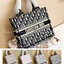 DIOR SMALL BOOK TOTE กระเป๋าสะพายทรงโท้ท สวยคลาสสิคขนาดกำลังดี พกพาสะดวก ใช้งานง่ายสุดๆ วัสดุงานทอละเอียดคุณภาพดี ภายในเป็นช่องโล่ง ใบจริงงานสวยเกินเบอร์!! สวยงามเกินราคา ไม่ผิดหวังจ้า
