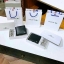 LACOSTE MEN'S Black Wallet And Key Ring Set ในเซตประกอบด้วยกระเป๋าสตางค์แบบพับ2ตอนสำหรับผู้ชาย มีช่องใส่บัตร ใส่ธนบัตรและช่องใส่เหรียญแยกเป็นสัดส่วน มาพร้อมพวงกุญแจโลหะจระเข้สัญลักษณ์แบรนด์ น่าใช้มากๆนะคะ