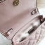 กระเป๋าหนังสุดน่ารักลายตาราง GUESS ELLIANA QUILTED CONVERTIBLE CROSSBODY BELT BAG มาพร้อมสายสะพาย 2 เส้น สำหรับคาดเอว/อก 1 เส้น และสะพายข้างเป็นหนังต่อโซ่อีก 1 เส้น ด้านหน้าติดโลโก้แบรนด์ เปิดปิดด้วยกระดุม ด้านในมีช่องเสียบบัตร 3 ช่อง สามารถใส่มือถือ เครื