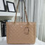 ของแท้ 💯% GUESS WOMEN'S CESSILY TOTE FLAP BAG ของแท้ กระเป๋าสะพายทรง SHOPPING BAG หนัง PU หนังนิ่มสีดำเล่นลายเหลือบกลิตเตอร์ ด้านหน้าประดับโลโก้สีแบรนด์