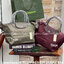 Longchamp LE PLIAGE NÉO TOP HANDLE BAG อีกหนึ่งรุ่นยอดนิยม ที่สาวๆ ต้องมีไว้เก็บไว้สักใบ กระเป๋าโท้ทใบนี้ มาพร้อมกับสีที่มีสไตล์เรียบง่าย มีสายสะพายยาวปรับสั้นยาวได้ช่วยให้คุณสามารถสะพายไหล่ได้อย่างสบาย ในตัวสายปักโลโก้อันเป็นสัญลักษณ์ ในขณะที่ที่ปิดแบบซิ