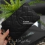 รุ่นใหม่ล่าสุด ที่สาวๆหลายคนรอคอย! *ใบเล็กน่ารัก *หนังคาเวียร์แน่น กับ CHANE VIP GIFT PURSE BAG กระเป๋าคล้องมือ ทรงสวย ขนาดกะทัดรัด จากงาน VIP GIFT รุานหายาก วัสดุหนังคาเวียร์สุดหรูเปิดปิดด้วยซิปอะไหล่ทอง ประดับโลโก้ ด้านในใส่กระเป๋าสตางค์สั้ร มือถือ ipho