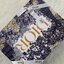 Dior Bobby Bag (GWP) พรีเมี่ยมกิ้ฟ Limited Edition วัสดุหนังแท้ Calfskin อะไหล่ทอง กระเป๋าหรูยอดฮิต ดีไซน์เป็นทรงโค้งเรียบหรูแบบโบฮีเมียนนิดๆ ด้านหน้าประดัลโลโก้ CD เด่นชัด ตอกย้ำความเป็นแบรนด์หรู Christian Dior แมทกับชุดได้ง่าย ใช้ได้ทุกวัน ทั้งสะพายไหล่
