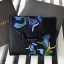 BEST SELLER! CHARLES & KEITH Peforated Wallet กระเป๋าสตางค์ใบสั้นพับ3ตอนรุ่นยอดนิยมวัสดุหนัง Saffiano สีดำประดับลายดอกไม้ Van Goh คลาสสิค ดีไซน์สวยเก๋ไม่ซ้ำใคร ด้านหน้าปั้มโลโก้เปิดปิดด้วยกระดุมเเม่เหล็ก ภายในมีช่องซิปสำหรับใส่เหรียญ หัวซิปปั้มโลโก้ มีช่อ